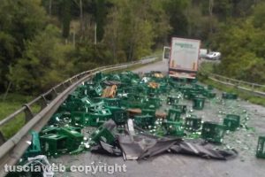 Civita Castellana - Camion perde carico di bottiglie d'acqua