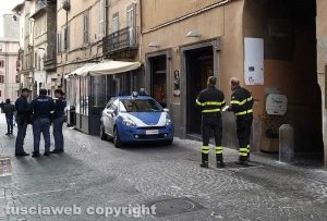 Viterbo - Tenta di uccidersi in via Roma - La polizia e i vigili del fuoco sul posto