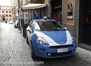 Viterbo - Tenta di uccidersi in via Roma - La polizia sul posto