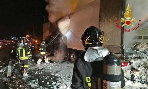 Bologna - Camion va a fuoco sulla A1