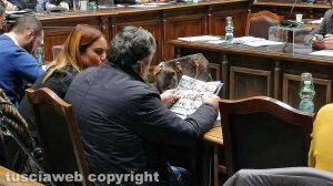 Paolo Muroni e Isabella Lotti sfogliano una rivista di vendita case