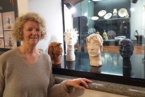L'artista ipovedente Sandra Constantini