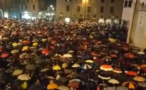 Modena - Piazza Grande in protesta per l'arrivo di Matteo Salvini