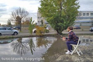 Viterbo - Lo scatto ironico del "pescatore"