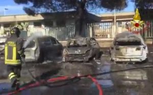 Milazzo - Incendio alla stazione, cinque auto distrutte