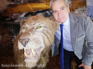 Viterbo - Il sindaco Giovanni Arena all'inaugurazione della mostra Era glaciale