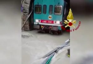 Reggio Calabria - Treno bloccato per allagamento