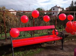 La panchina rossa alla scuola secondaria di Grotte Santo Stefano