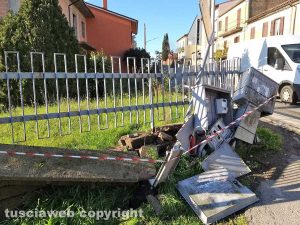 Montefiascone - Auto distrugge due colonnine dell'Enel