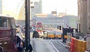Londra - Uomo accoltella i passanti al London Bridge