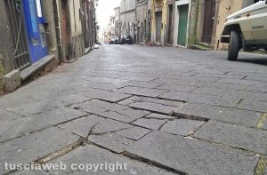 Montefiascone - Basole allentate lungo corso Cavour