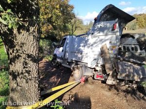 Montefiascone - Camion della nettezza urbana fuori strada