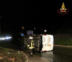 Civitavecchia - Furgone urta la rotonda e cappotta