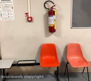 Viterbo - Ospedale di Belcolle - Estintore sopra le sedie