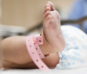 Una bimba appena venuto al mondo