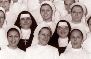 Viterbo - Suor Eugenia e suor Marisa con alcune infermiere