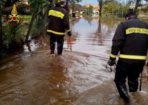 Roma - Intervento dei vigili del fuoco per allagamenti