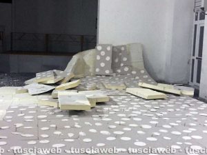 Orte - Crolla il controsoffitto della palestra della scuola elementare
