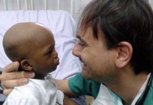 Stefano Morelli con uno dei suoi piccoli pazienti