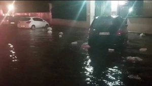 Roma - Tangenziale allagata coi rifiuti galleggianti