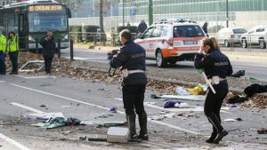 Milano - Scontro filobus - camion nettezza