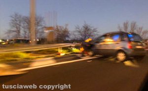 Viterbo - Sbaglia a imboccare lo svincolo e colpisce la protezione di plastica
