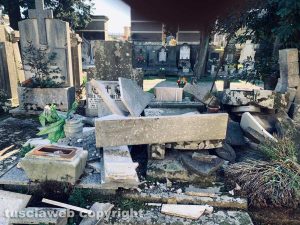 Le tombe rotte al cimitero di Viterbo