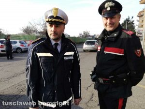 Carabinieri e polizia locale fuori alla scuola di via Cattaneo