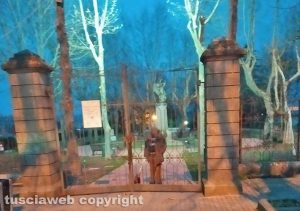 Montefiascone - Uomo rimane chiuso dentro il patto giardino