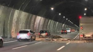 Calcinacci caduti in una galleria dell'A26
