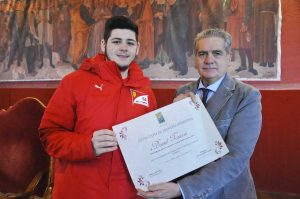 Mondiale virtuale di formula 1, Arena consegna l'attestato di merito sportivo a David Tonizza