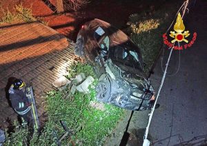 Varese - La macchina fuori strada precipitata su un tetto di un'abitazione