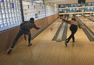 Ragazzi a scuola di bowling e tennistavolo