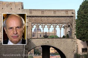 Viterbo - Palazzo dei Papi - Nel riquadro: Claudio Strinati
