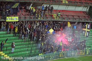 Sport - Calcio - Viterbese - Uno dei fumogeni accesi dai tifosi a Terni