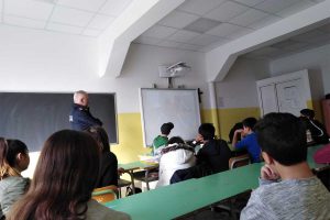 Gli agenti della polizia ferroviaria incontrano gli alunni della scuola di Gallese