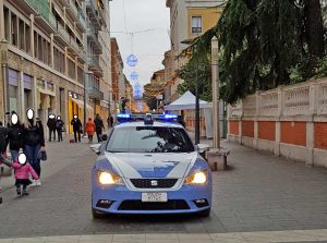 Terni - La volante della polizia di stato a Corso Tacito
