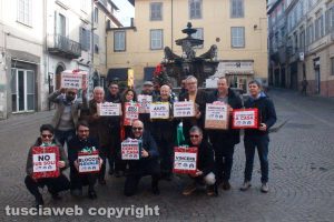 Viterbo - Il flashmob di Fratelli d'Italia organizzato a piazza delle Erbe