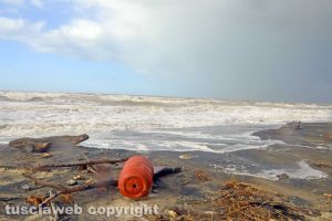 Rifiuti su una spiaggia