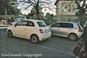 Viterbo - Sosta selvaggia davanti alla scuola in via Cattaneo