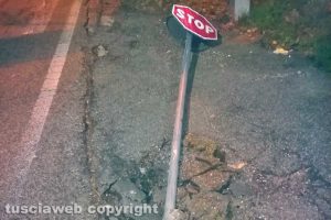 Viterbo - Cartello stradale sradicato in via Santa Maria in Gradi