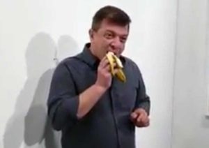 David Datuna mangia la banana da 120mila dollari di Cattelan