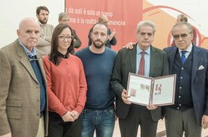 Viterbo - La consegna della targa alla memoria ai familiari di Mario Lattanzi