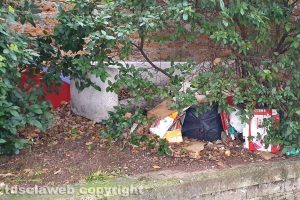 Viterbo - I rifiuti nel parcheggio in via Falcone e Borsellino