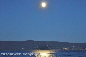 Luna piena sul lago di Bolsena