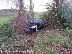 Montefiascone - Auto fuori strada finisce nella scarpata sulla Verentana