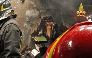 Bologna - L'intervento dei vigili del fuoco nell'appartamento in fiamme