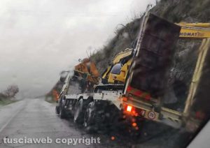 Viterbo - Autoarticolato fuori strada in località Tufelli