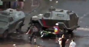 Cile, manifestante schiacciato tra due camionette dei "carabineros"