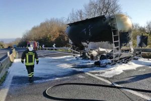 Camion cisterna in fiamme sulla Superstrada